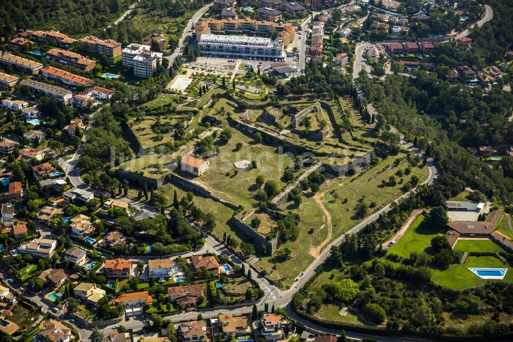 Girona von oben - Ruinen- Reste des Mittelalterliches Fort Montjuic - Festung Girona in Spanien