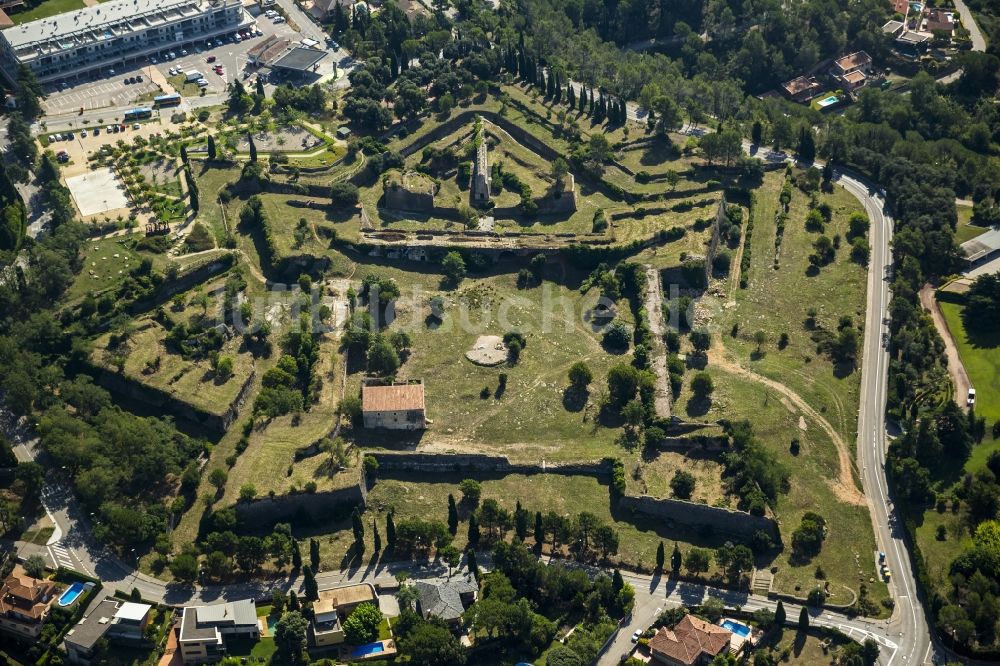 Luftbild Girona - Ruinen- Reste des Mittelalterliches Fort Montjuic - Festung Girona in Spanien