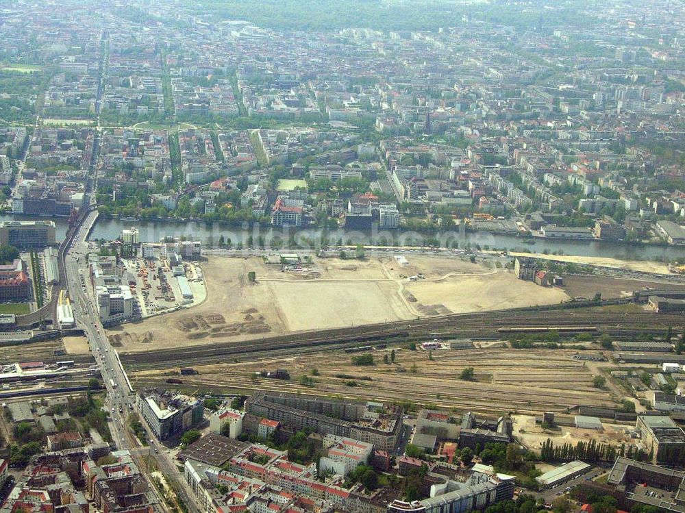 Luftaufnahme Berlin - Friedrichshain - Räumung/Abriß des Anschutz-Areals am Ostbahnhof