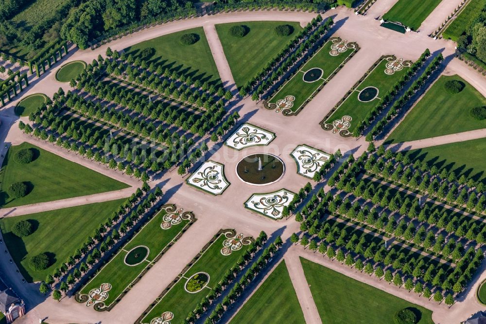 Luftbild Schwetzingen - Runde Rokoko Parkanlage mit Laubengängen und Springbrunnen des Garten von Schloss Schwetzingen in Schwetzingen im Bundesland Baden-Württemberg, Deutschland