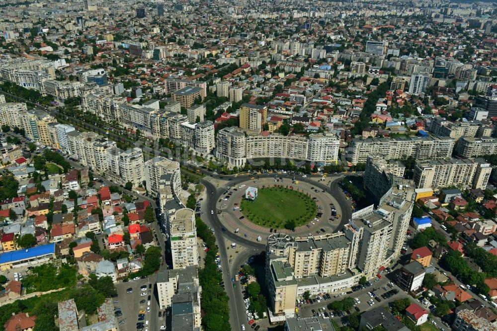 Bukarest aus der Vogelperspektive: Runder Platz des Piata Alba Iulia an der Prachtstraße des Bulevardul Bd. Unirii im Stadtzentrum der Hauptstadt Bukarest in Rumänien