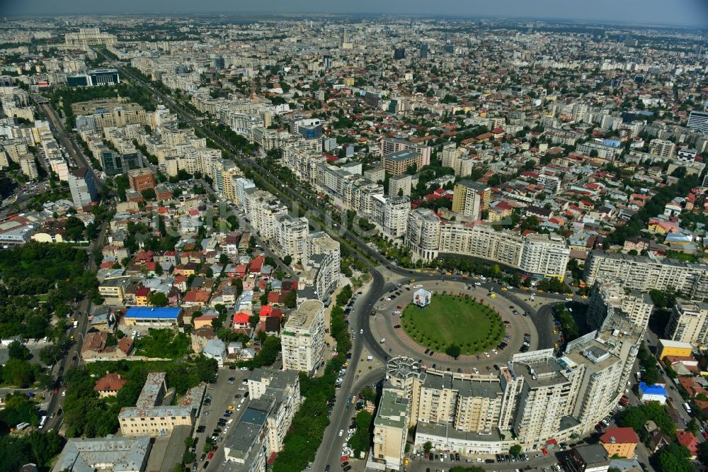 Luftaufnahme Bukarest - Runder Platz des Piata Alba Iulia an der Prachtstraße des Bulevardul Bd. Unirii im Stadtzentrum der Hauptstadt Bukarest in Rumänien