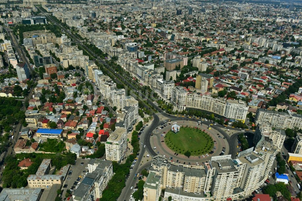 Bukarest von oben - Runder Platz des Piata Alba Iulia an der Prachtstraße des Bulevardul Bd. Unirii im Stadtzentrum der Hauptstadt Bukarest in Rumänien