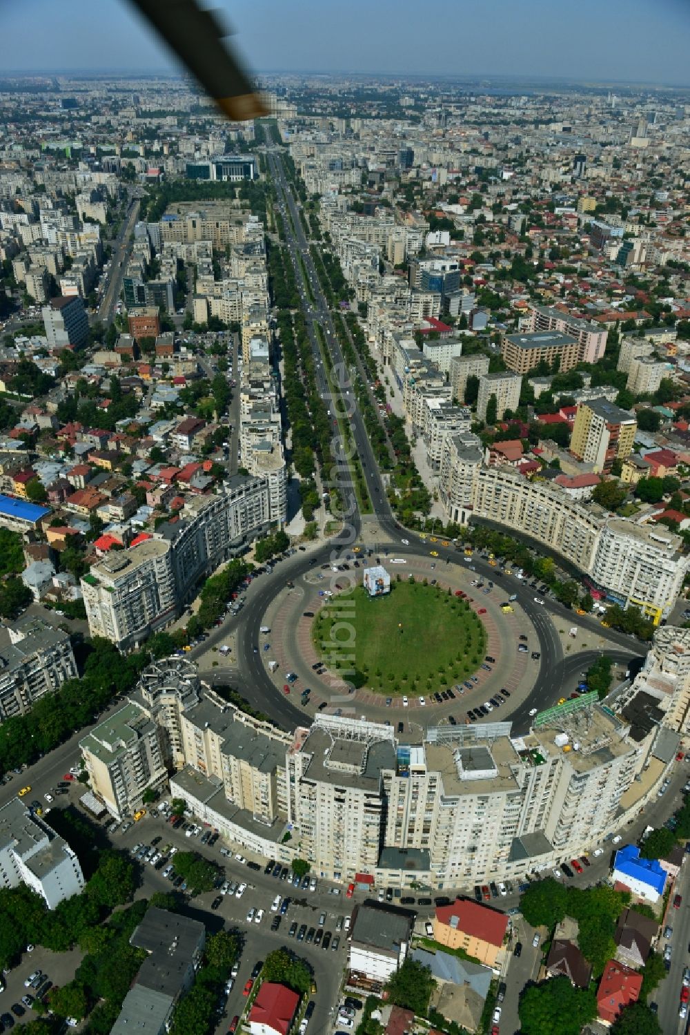 Luftbild Bukarest - Runder Platz des Piata Alba Iulia an der Prachtstraße des Bulevardul Bd. Unirii im Stadtzentrum der Hauptstadt Bukarest in Rumänien