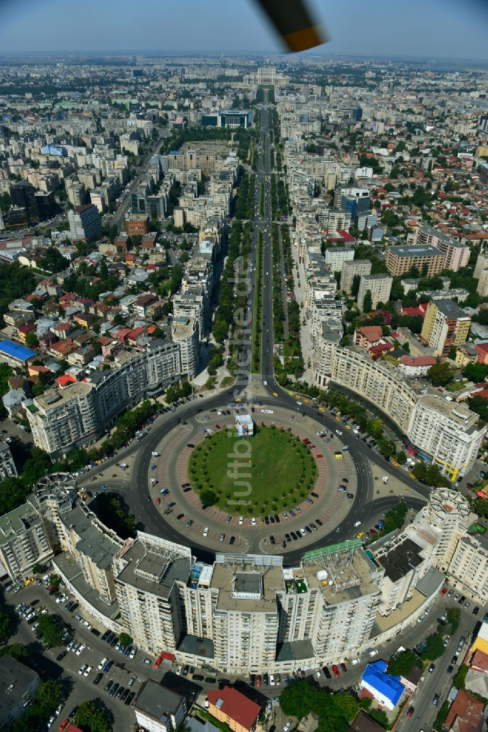 Bukarest von oben - Runder Platz des Piata Alba Iulia an der Prachtstraße des Bulevardul Bd. Unirii im Stadtzentrum der Hauptstadt Bukarest in Rumänien