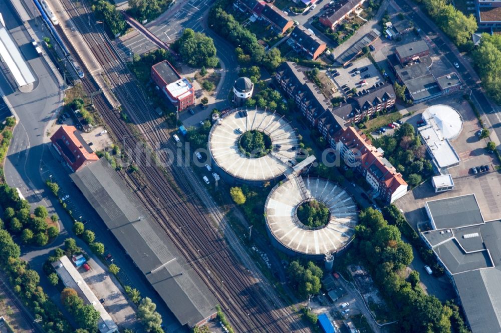 Lüneburg von oben - Rundes, doppeltes Parkdeck auf dem Gebäude des Parkhauses Parkhaus am Bahnhof in Lüneburg im Bundesland Niedersachsen, Deutschland