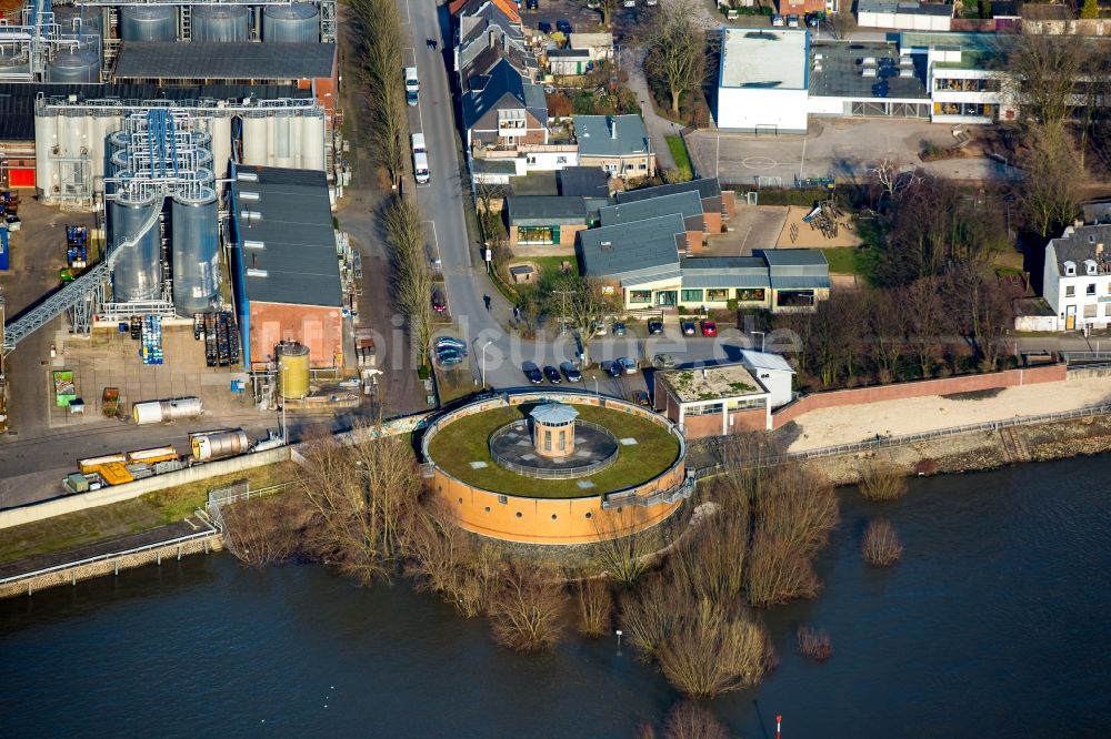 Luftbild Emmerich am Rhein - Rundes Gebäude am Kleinen Wall und der Rheinpromenade in der Hansestadt Emmerich am Rhein im Bundesland Nordrhein-Westfalen