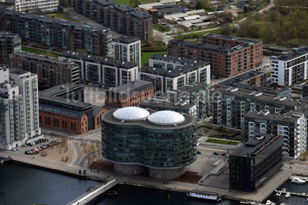 Luftaufnahme Kopenhagen - Rundes Hochhaus- Gebäude Gemini Residence an der Islands Brygge waterfront in Kopenhagen in Dänemark