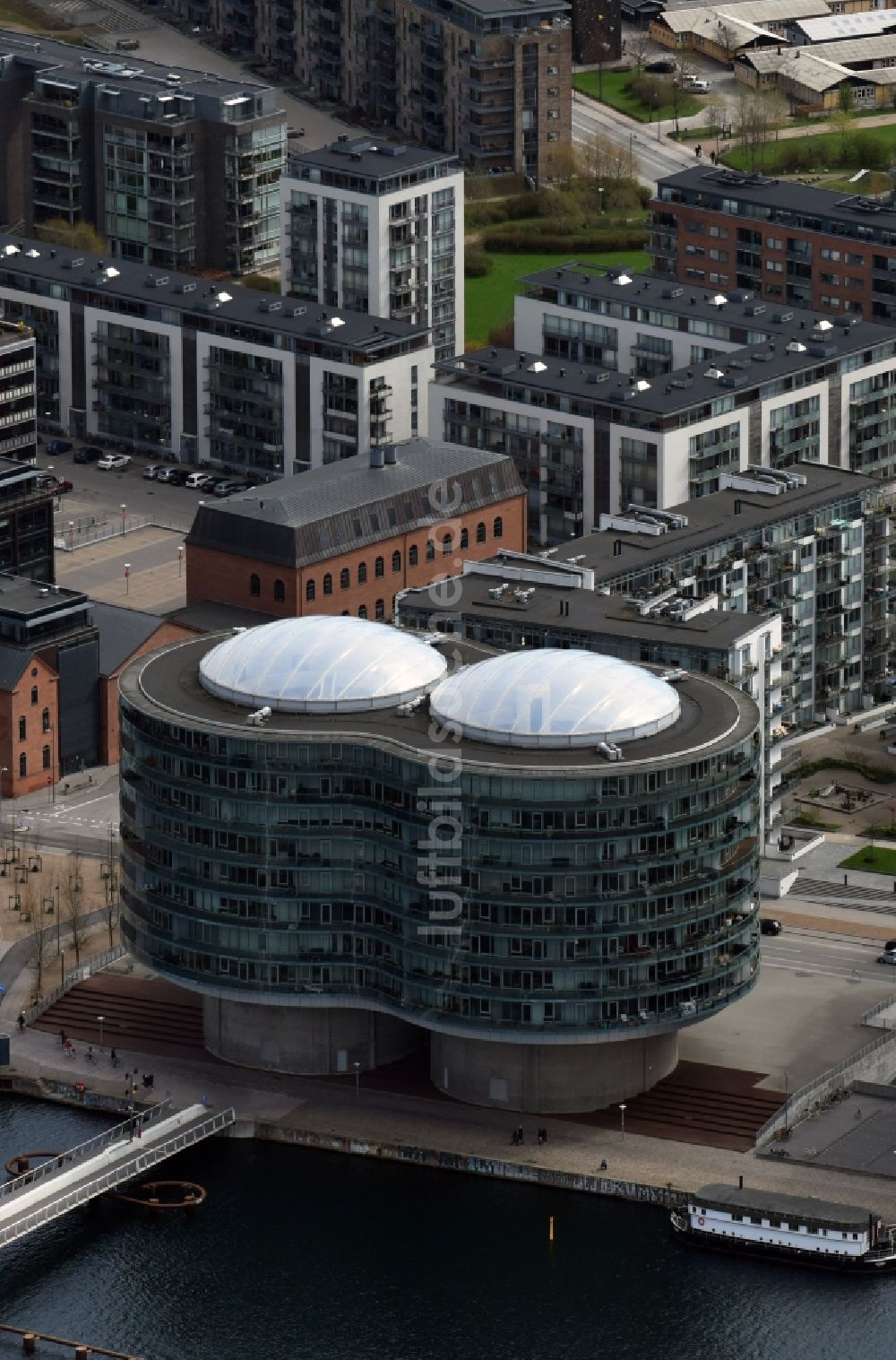 Kopenhagen von oben - Rundes Hochhaus- Gebäude Gemini Residence an der Islands Brygge waterfront in Kopenhagen in Dänemark