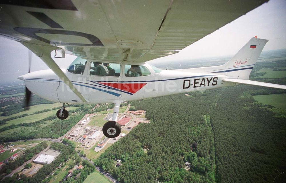 Neuhausen / BRB aus der Vogelperspektive: Rundflug der Agentur mit der Forster Rosenkönigin mit einer C172 der Niederlausitz Flug GmbH vom Flugplatz Neuhausen aus über Cottbus und Forst