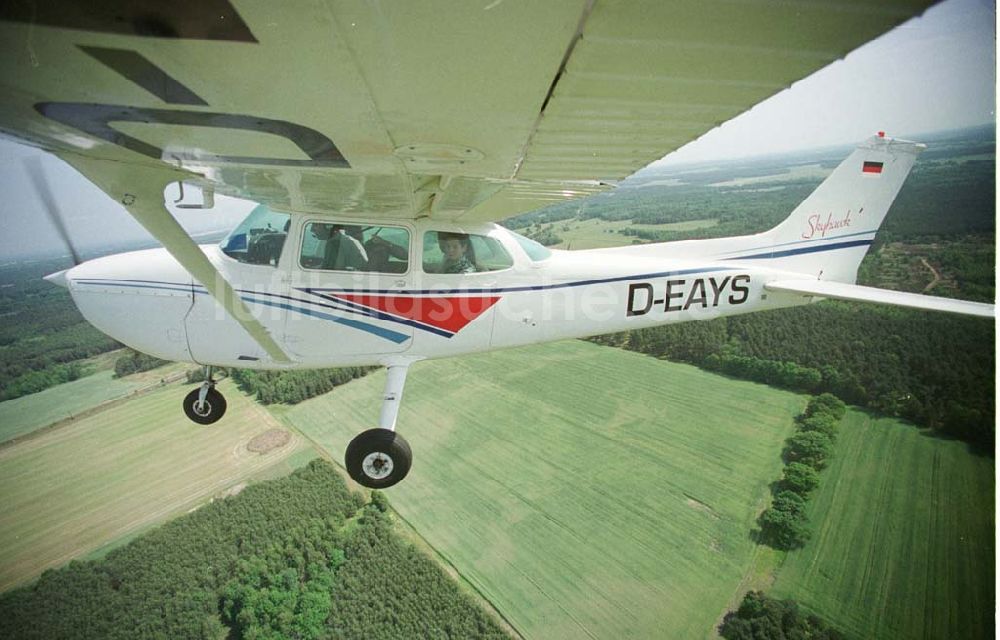 Luftbild Neuhausen / BRB - Rundflug der Agentur mit der Forster Rosenkönigin mit einer C172 der Niederlausitz Flug GmbH vom Flugplatz Neuhausen aus über Cottbus und Forst