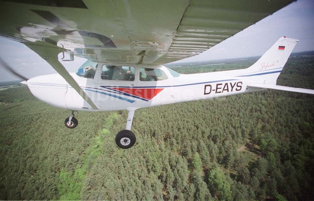 Luftaufnahme Neuhausen / BRB - Rundflug der Agentur mit der Forster Rosenkönigin mit einer C172 der Niederlausitz Flug GmbH vom Flugplatz Neuhausen aus über Cottbus und Forst