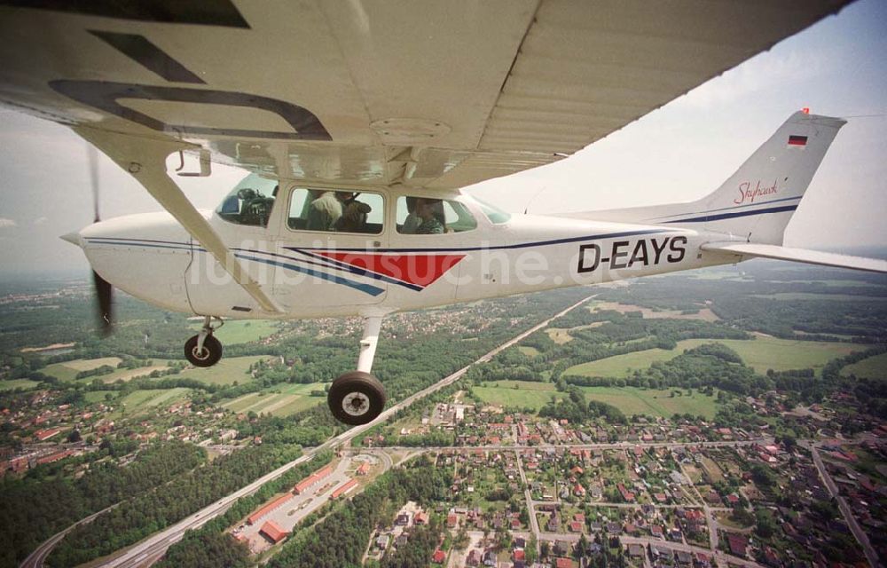 Cottbus / BRB von oben - Rundflug der Agentur mit der Forster Rosenkönigin mit einer C172 der Niederlausitz Flug GmbH vom Flugplatz Neuhausen aus über Cottbus und Forst