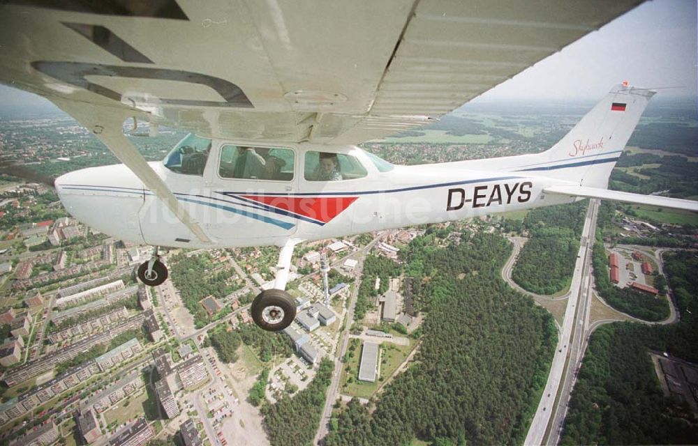 Cottbus / BRB aus der Vogelperspektive: Rundflug der Agentur mit der Forster Rosenkönigin mit einer C172 der Niederlausitz Flug GmbH vom Flugplatz Neuhausen aus über Cottbus und Forst