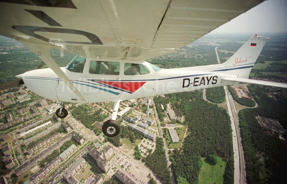 Luftbild Cottbus / BRB - Rundflug der Agentur mit der Forster Rosenkönigin mit einer C172 der Niederlausitz Flug GmbH vom Flugplatz Neuhausen aus über Cottbus und Forst