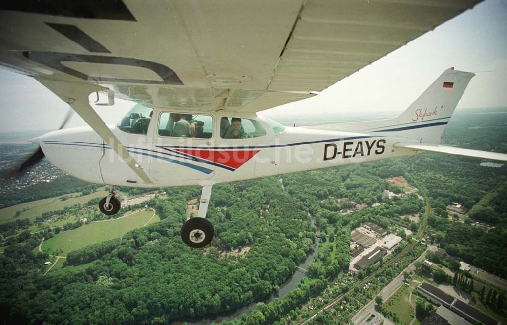 Luftaufnahme Cottbus / BRB - Rundflug der Agentur mit der Forster Rosenkönigin mit einer C172 der Niederlausitz Flug GmbH vom Flugplatz Neuhausen aus über Cottbus und Forst