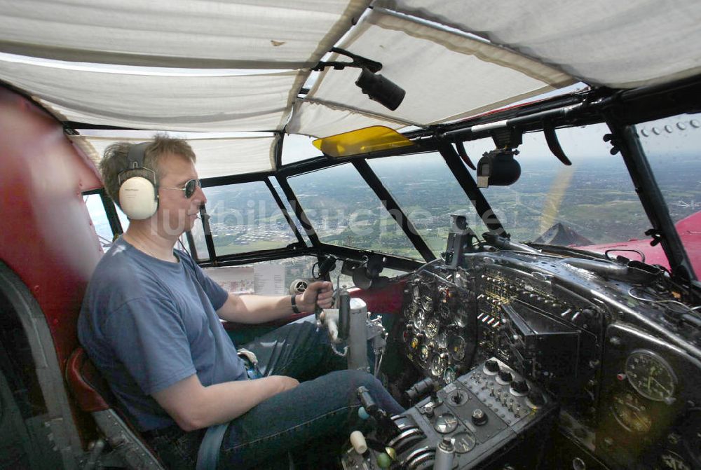 Oberhausen aus der Vogelperspektive: Rundflug mit einem Doppeldecker- Flugzeug vom Typ Antonow AN-2