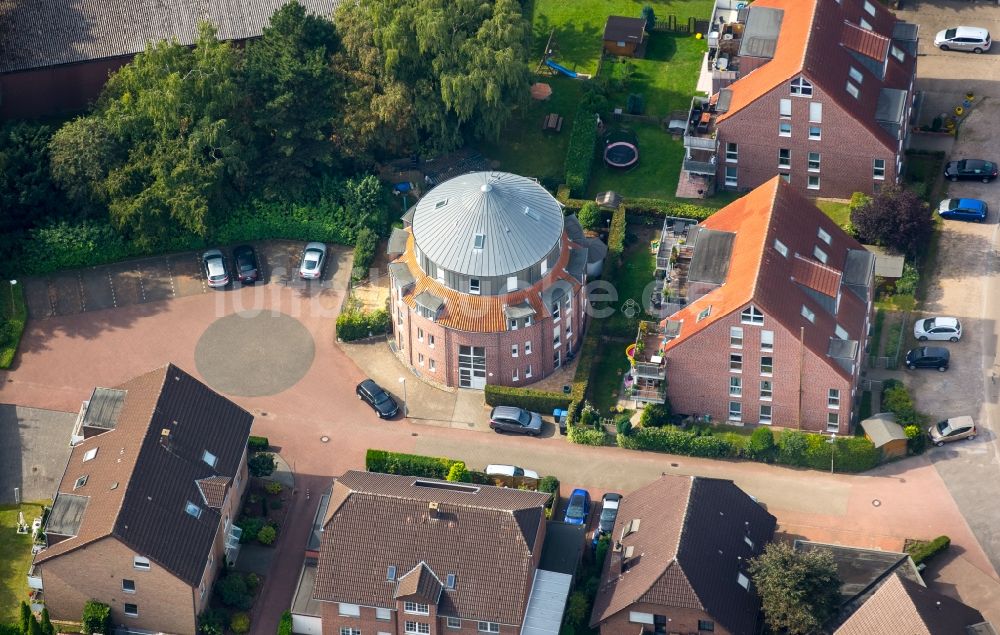 Wesel aus der Vogelperspektive: Rundhaus in einem Wohngebiet einer Mehrfamilienhaussiedlung am Dahlienweg in Wesel im Bundesland Nordrhein-Westfalen