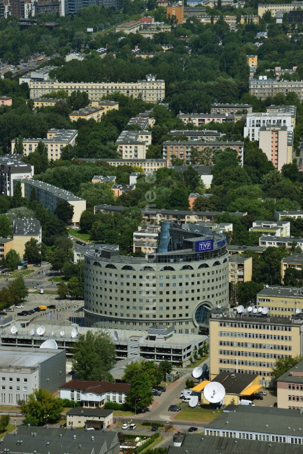 Warschau Mokotow aus der Vogelperspektive: Rundneubau des Fernsehsenders und Rundfunkhauses TVP in Warschau in Polen