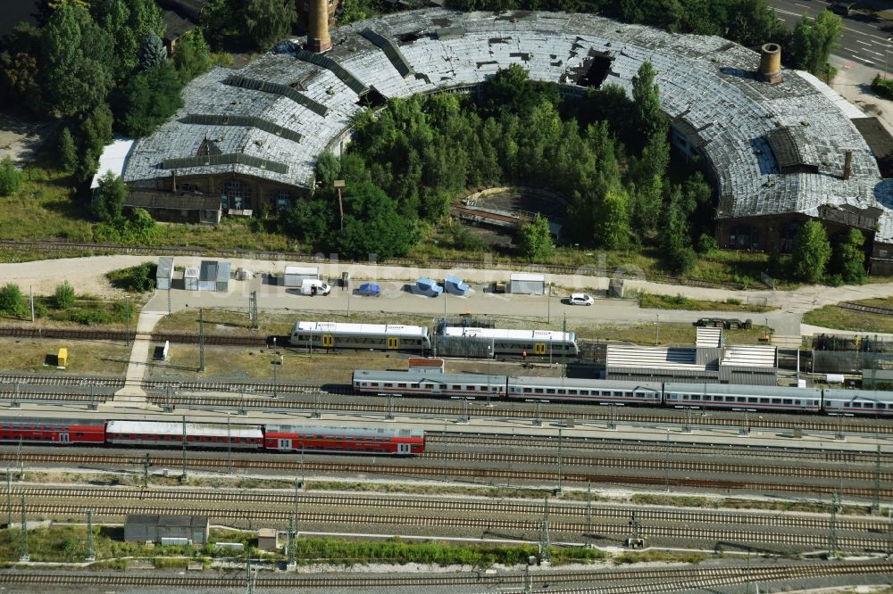 Leipzig von oben - Rundschuppen - Ruine der Deutschen Bahn in Leipzig im Bundesland Sachsen