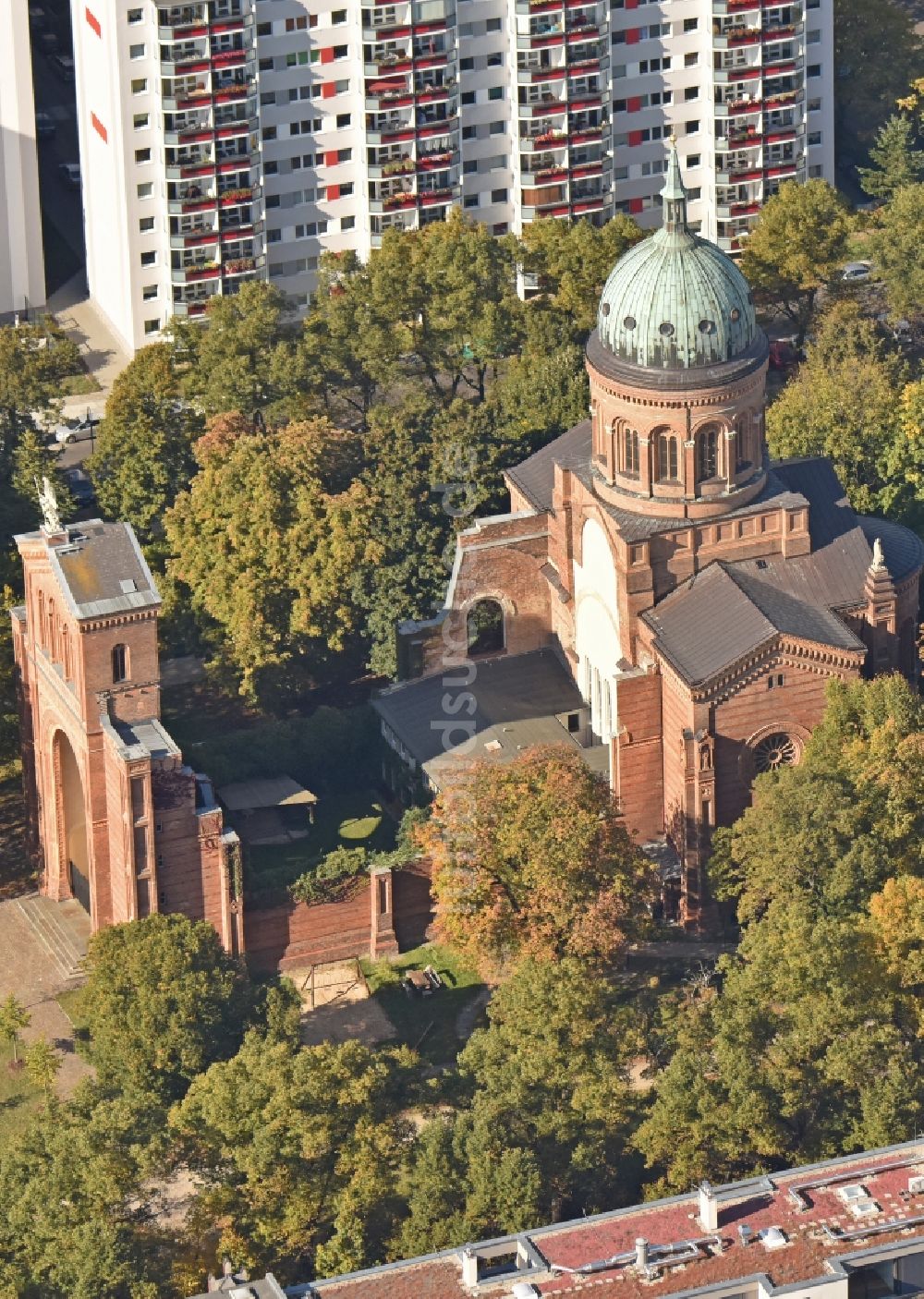 Berlin von oben - Runine des Kirchengebäude der Michaelkirche in Berlin