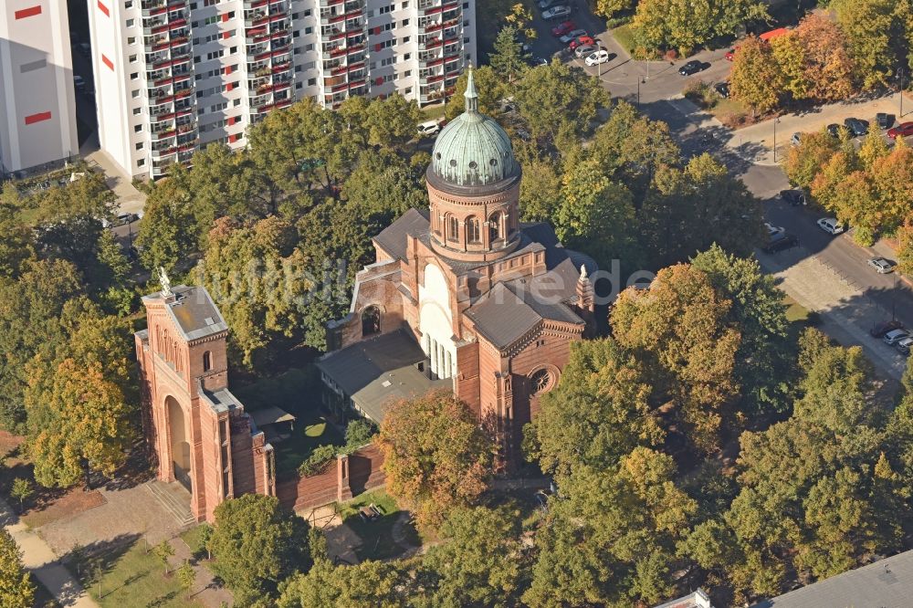 Berlin aus der Vogelperspektive: Runine des Kirchengebäude der Michaelkirche in Berlin