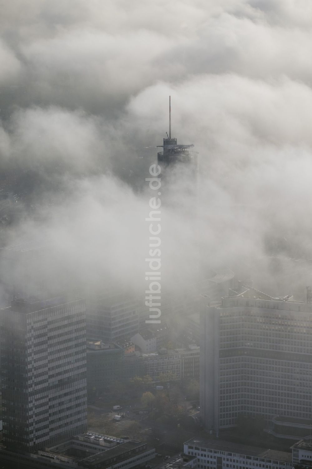 Essen von oben - RWE- Turm Essen umhüllt von Nebel und einer einer imposanten Wolkenwand über der Skyline der Essener Innenstadt im Bundesland Nordrhein-Westfalen