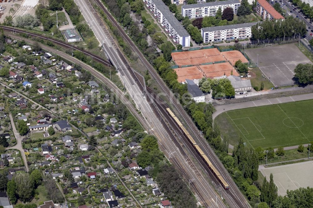 Berlin aus der Vogelperspektive: S-Bahn auf der S-Bahn-Strecke zwischen Sportplätzen und Kleingärten im Stadtteil Baumschulweg in Berlin