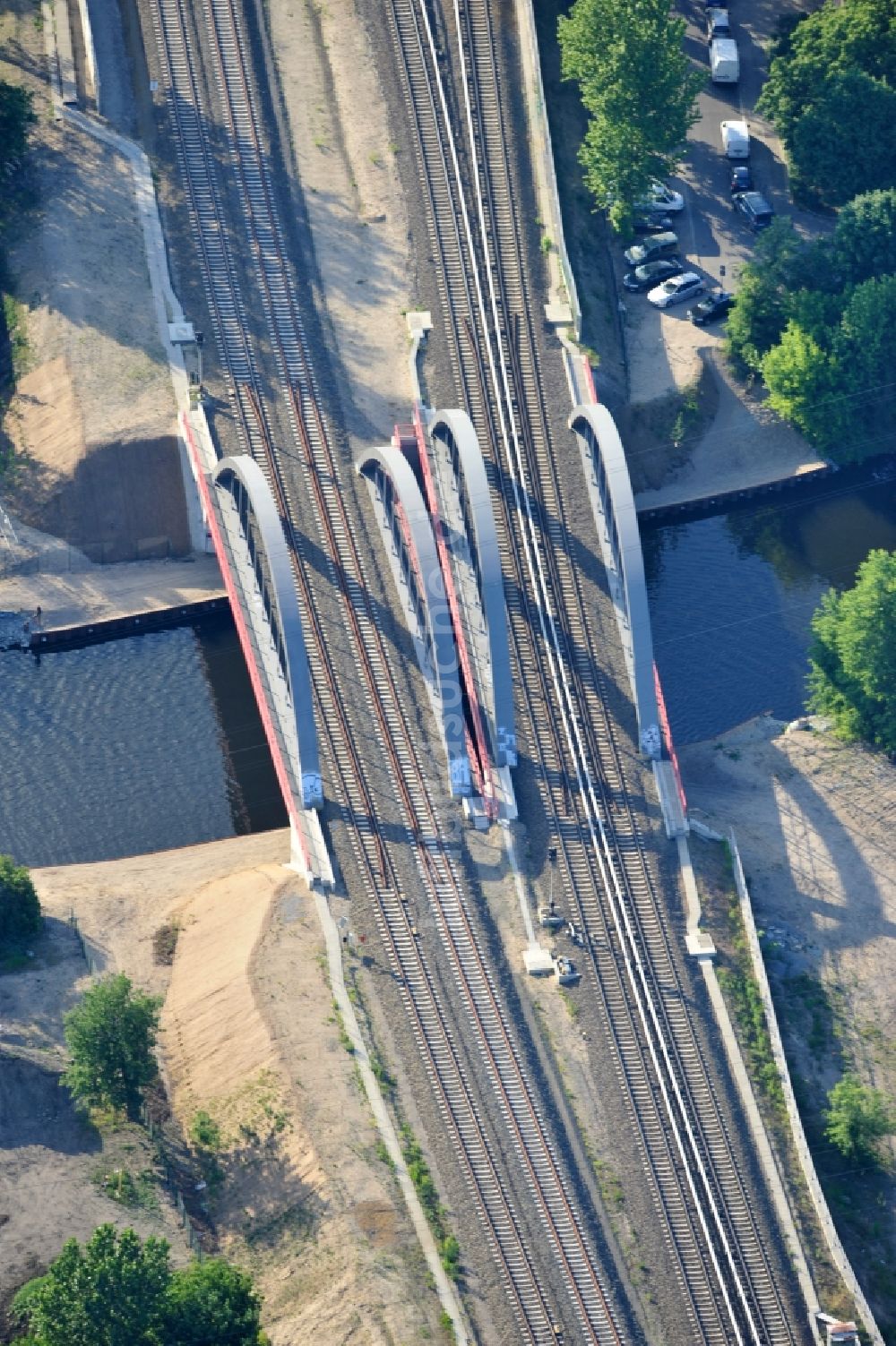 Berlin aus der Vogelperspektive: S-Bahnbrücken über den Kanal östlich des S-Bahnhof Berlin-Baumschulenweg