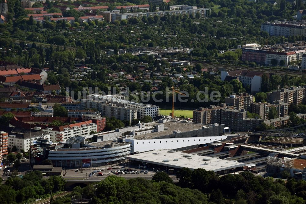 Luftaufnahme Berlin - S-Bahnhof Bahnhof Berlin Gesundbrunnen mit dem Gesundbrunnen-Center der ECE am Humboldthain in Berlin Wedding