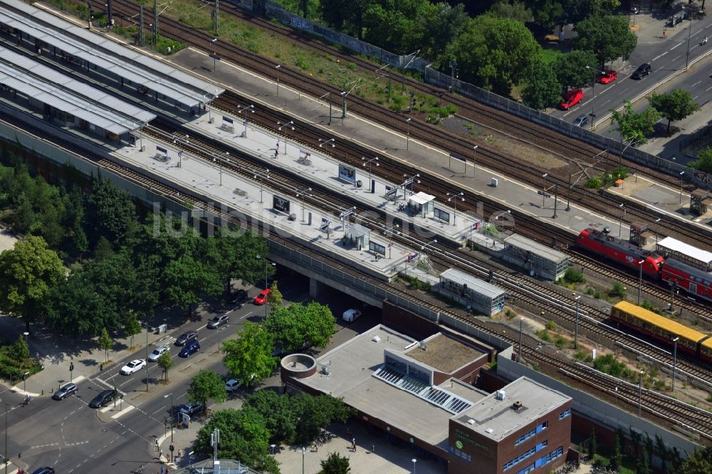 Berlin aus der Vogelperspektive: S- Bahnhof Charlottenburg an der Brücke Kaiser-Friedrich-Straße in Berlin