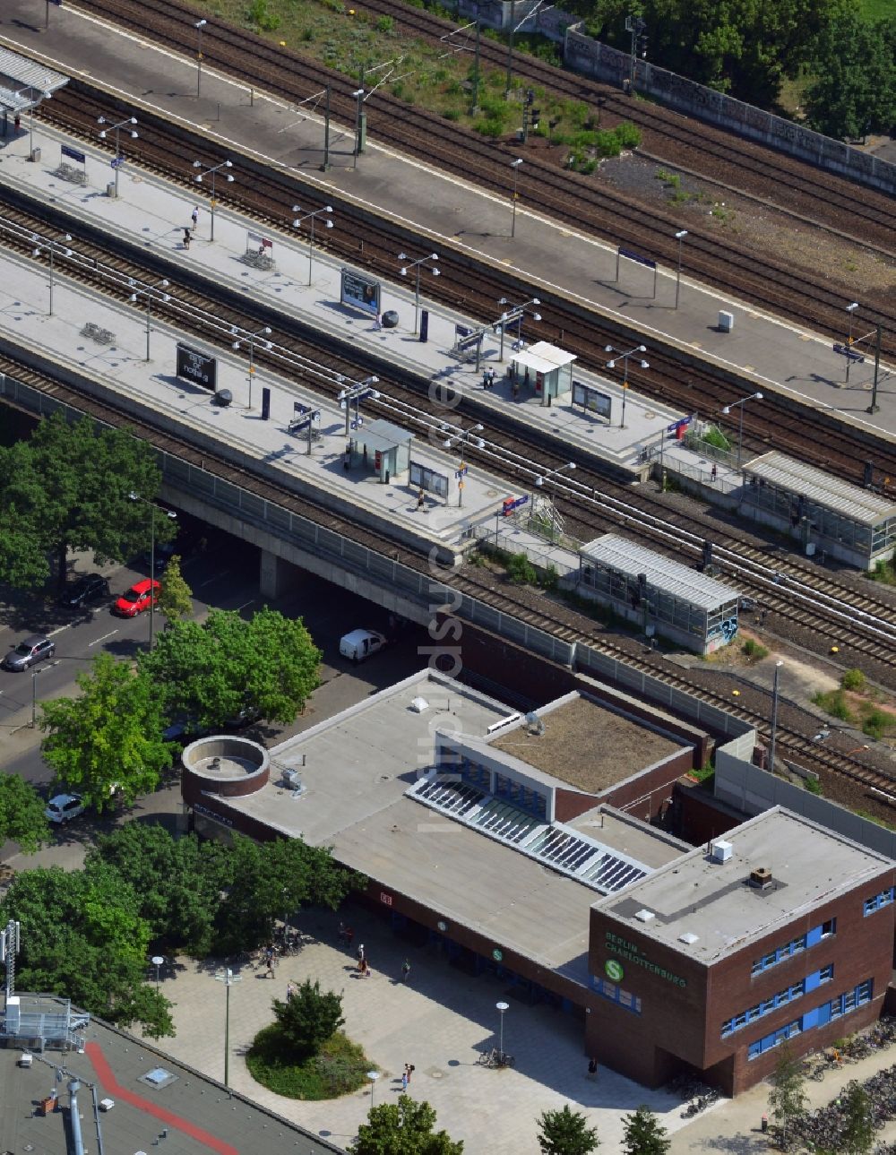 Luftbild Berlin - S- Bahnhof Charlottenburg an der Brücke Kaiser-Friedrich-Straße in Berlin