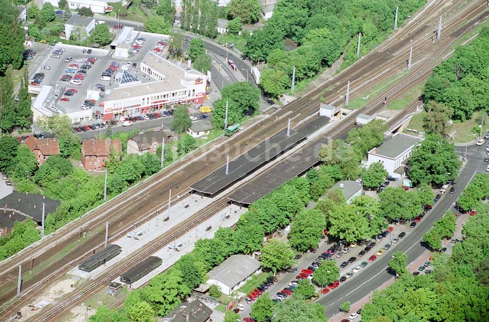 Berlin - Grünau von oben - S-Bahnhof und Einkaufszentrum Berlin-Grünau. Ort: Berlin - Grünau Datum: 15.05.03