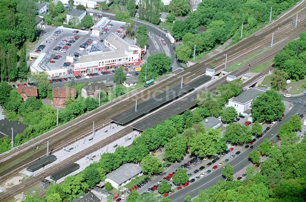 Berlin - Grünau aus der Vogelperspektive: S-Bahnhof und Einkaufszentrum Berlin-Grünau. Ort: Berlin - Grünau Datum: 15.05.03