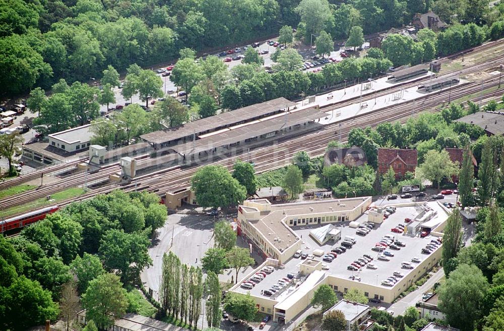 Luftaufnahme Berlin - Grünau - S-Bahnhof und Einkaufszentrum Berlin-Grünau. Ort: Berlin - Grünau Datum: 15.05.03