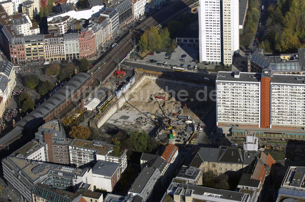 Berlin aus der Vogelperspektive: S-Bahnhof Hackescher Markt / den Garnisonkirchplatz / die Spandauer Straße / die Burgstraße in Berlin-Mitte