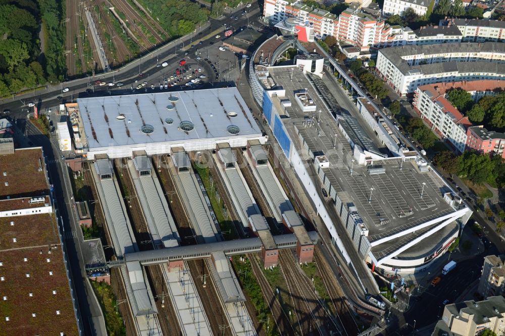 Luftaufnahme Berlin - S-Bahnhof am Hunboldt hain mit dem Gesundbrunnen-Center der ECE in Berlin Wedding