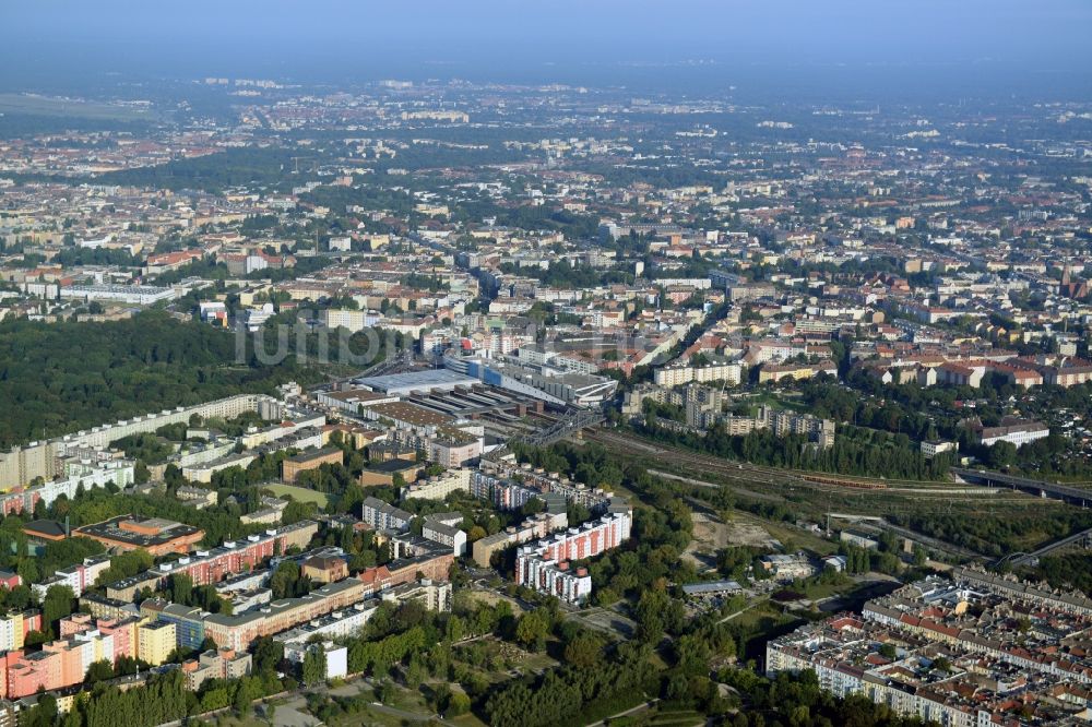 Luftbild Berlin - S-Bahnhof am Hunboldt hain mit dem Gesundbrunnen-Center der ECE in Berlin Wedding