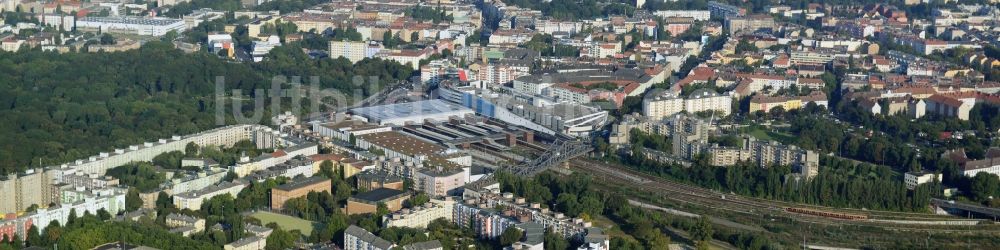 Luftaufnahme Berlin - S-Bahnhof am Hunboldt hain mit dem Gesundbrunnen-Center der ECE in Berlin Wedding