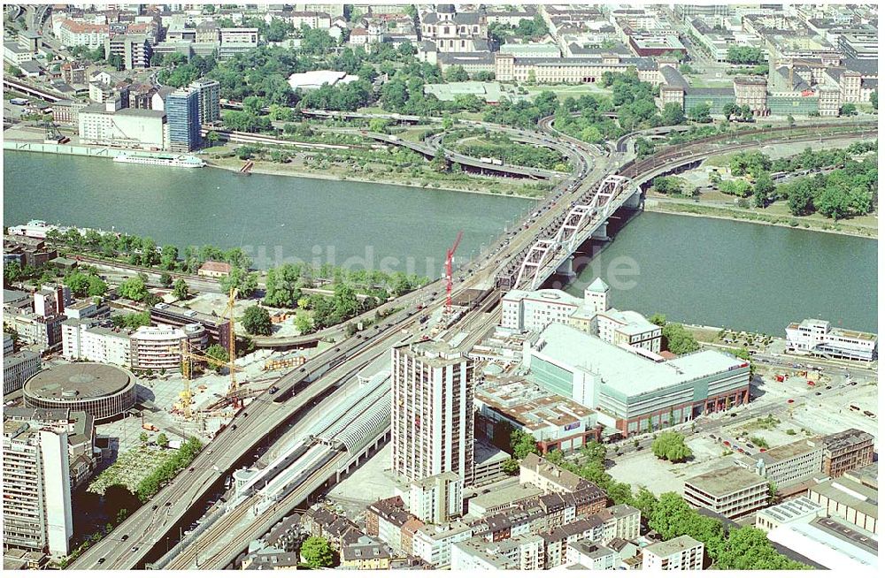 Luftbild Ludwigshafen - S-Bahnhof Ludwigshafen Mitte und das Einkauscenter Walzmühle