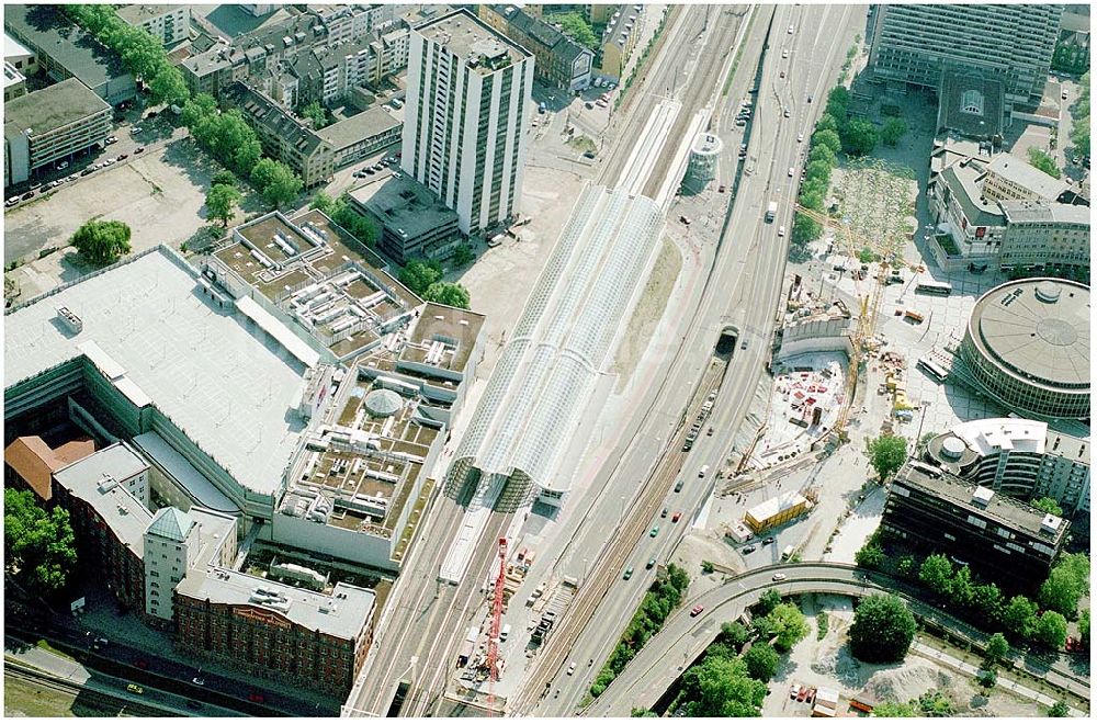 Luftbild Ludwigshafen - S-Bahnhof Ludwigshafen Mitte und das Einkauscenter Walzmühle