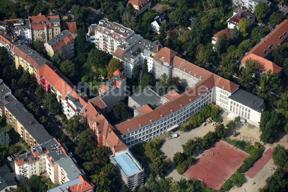 Luftbild Berlin - Sa­nie­rungs­ar­bei­ten am Schulgebäude der Judith-Kerr-Grundschule und der Alt-Schmargendorf-Schule in Berlin