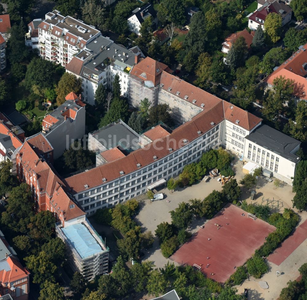 Luftaufnahme Berlin - Sa­nie­rungs­ar­bei­ten am Schulgebäude der Judith-Kerr-Grundschule und der Alt-Schmargendorf-Schule in Berlin