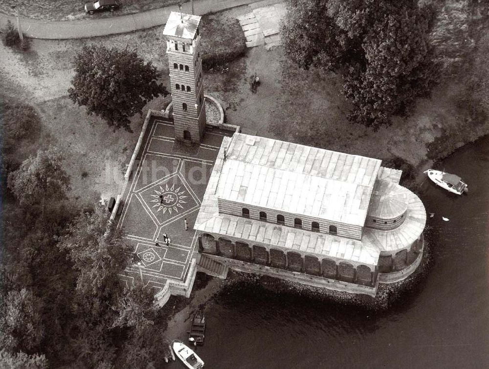 Potsdam-Sacrow aus der Vogelperspektive: Sacrower Heilandskirche im ehem. Grenzstreifen zwischen Potsdam und Berlin.