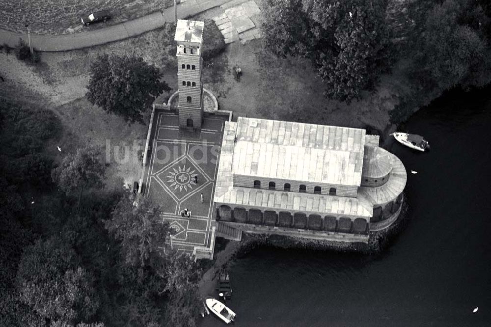 Luftaufnahme Potsdam-Sacrow - Sacrower Heilandskirche im ehem. Grenzstreifen zwischen Potsdam und Berlin.