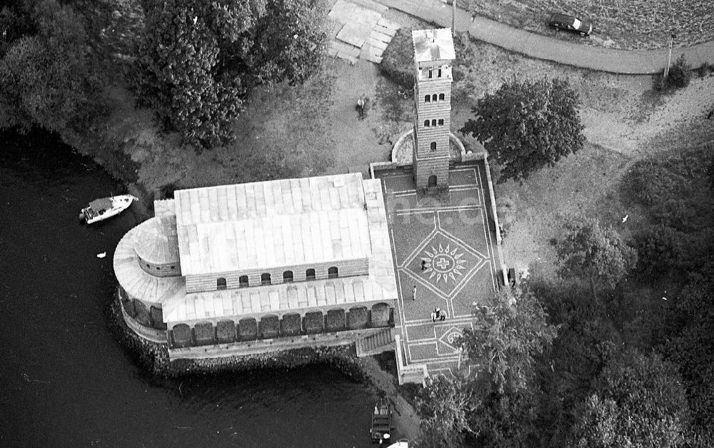 Potsdam-Sacrow aus der Vogelperspektive: Sacrower Heilandskirche im ehem. Grenzstreifen zwischen Potsdam und Berlin.