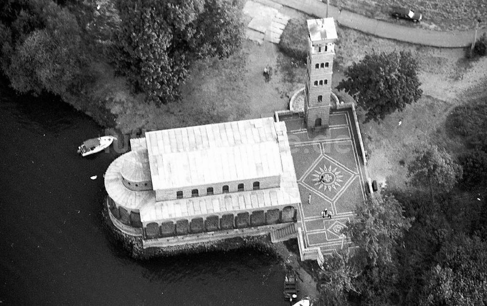 Luftbild Potsdam-Sacrow - Sacrower Heilandskirche im ehem. Grenzstreifen zwischen Potsdam und Berlin.