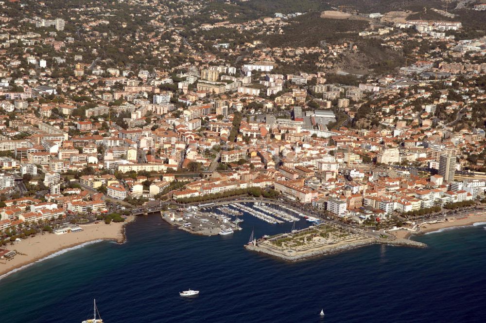 Luftaufnahme Saint-Raphael - Saint-Raphael und Hafen an der Cote d'Azur in Frankreich