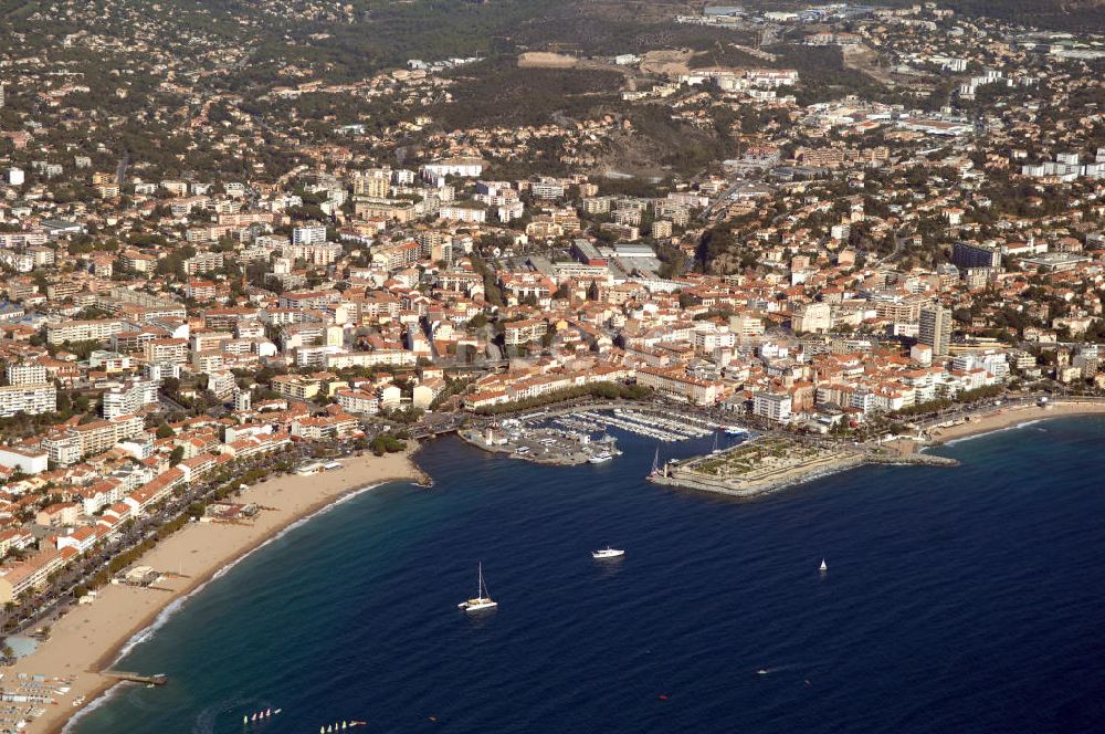 Saint-Raphael von oben - Saint-Raphael und Hafen an der Cote d'Azur in Frankreich