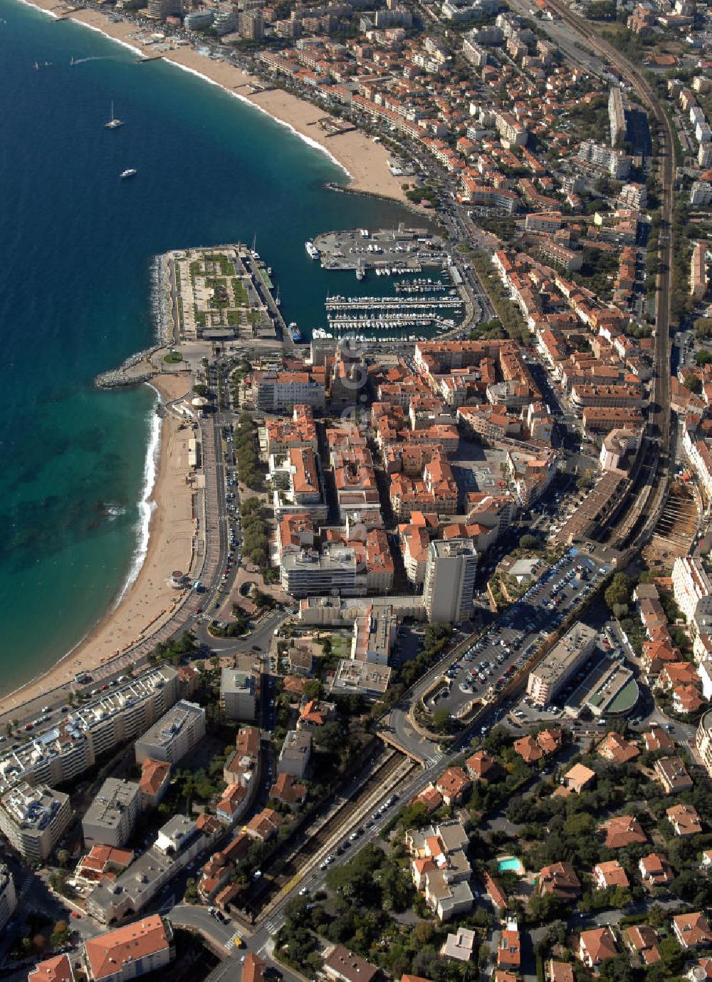 Saint-Raphael aus der Vogelperspektive: Saint-Raphael und Hafen an der Cote d'Azur in Frankreich